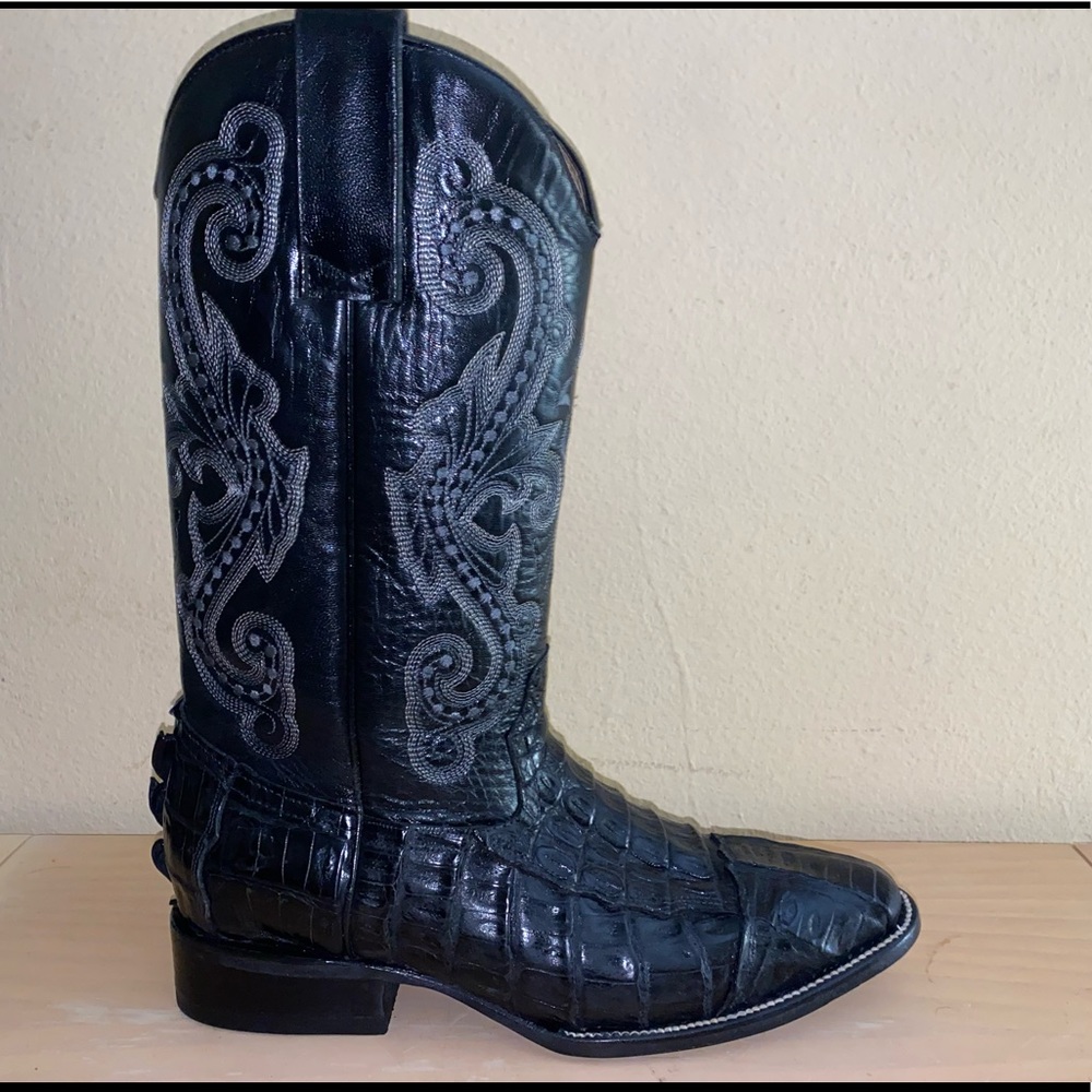 GENUINE CAYMAN LEATHER. Rare build with cayman spikes on the heel.